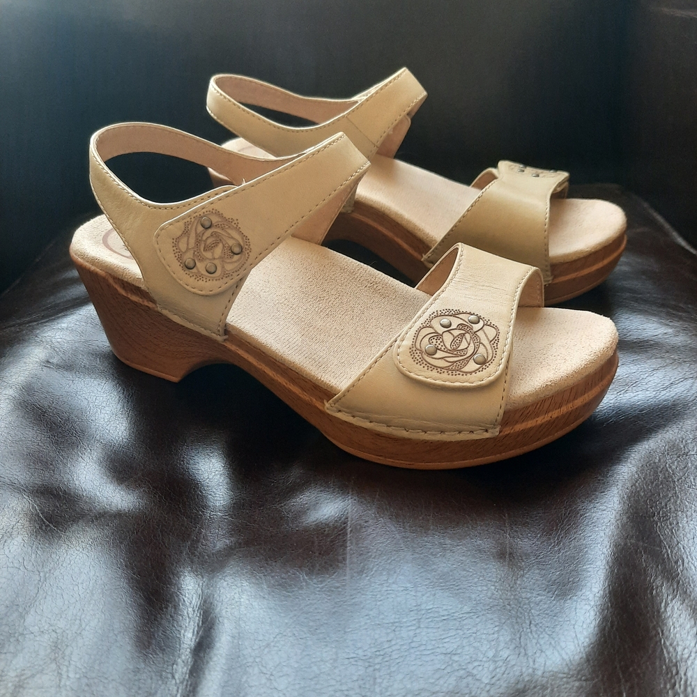 Dansko Sonnet 37 Beige Clog Sandal